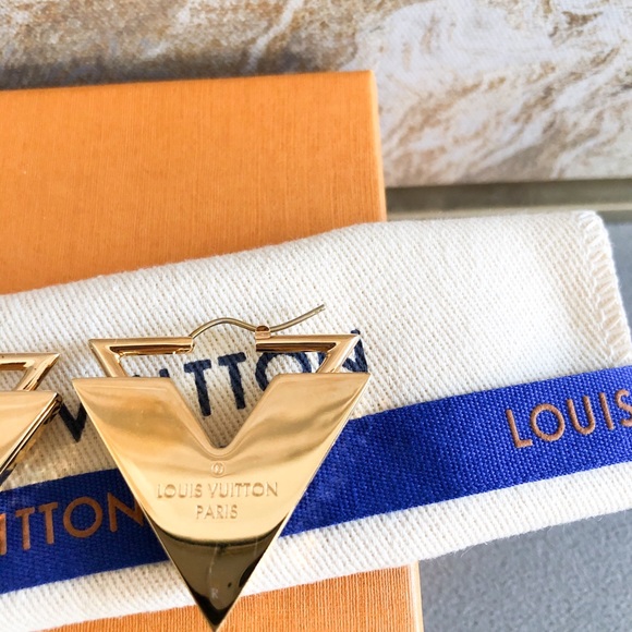 Louis Vuitton Essential V Guilloche Gold Earrings - Picture 12 of 12